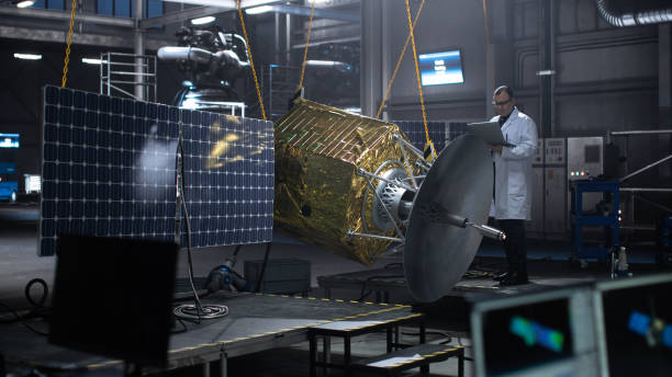 Industrial Engineer Working on Artificial Satellite Construction. Aerospace Agency: Scientist Using Laptop Computer to Develop Spacecraft for Space Exploration and Data Communication. ingeniero industrial trabajando en la construcción de satélites artificiales. agencia aeroespacial: científico que utiliza una computadora portátil para desarrollar naves espaciales para la exploración espacial y la comunicación de datos.