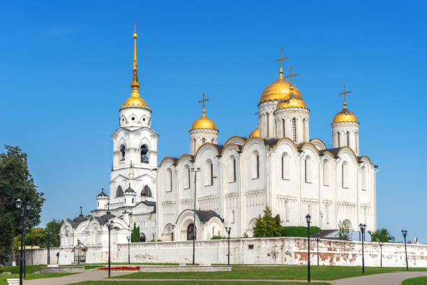 orthodoxe kirche - architektur der stadt wladimir. sehenswürdigkeiten "goldener ring route" - cathedral russian orthodox clear sky tourism stock-fotos und bilder