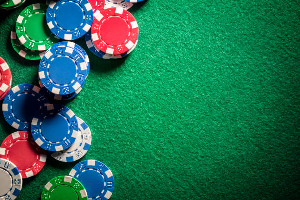 fichas de casino o póquer en fondo de juego de fieltro verde - roulette table fotografías e imágenes de stock