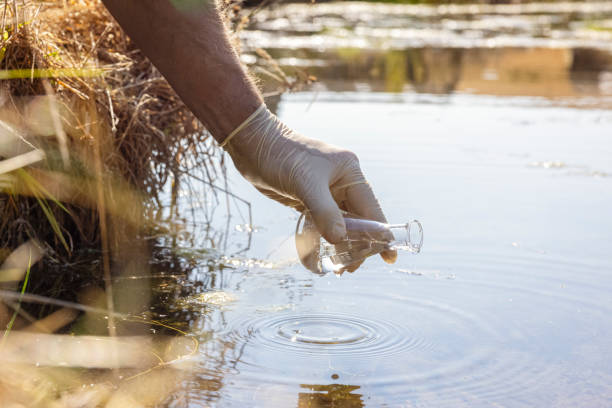 échantillon d’eau et test d’analyse de pureté, liquide dans la verrerie de laboratoire - matière nocive photos et images de collection