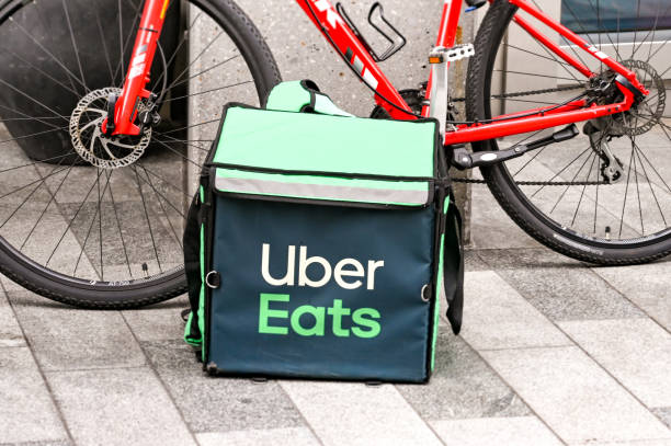 contenitore isolato utilizzato per consegnare cibo da asporto da uber eats - 5908 foto e immagini stock