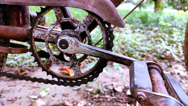 vieille roue rouillée chaîne de vélo rouillée vieille - bicycle broken old chain photos et images de collection