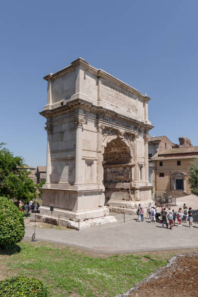 the arch of titus, rome - arch of titus imagens e fotografias de stock