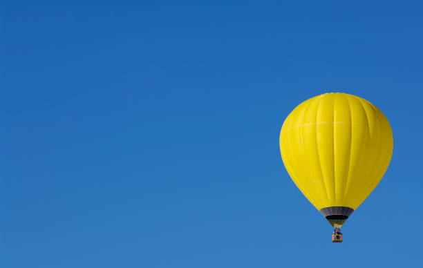 montgolfière jaune - yellow balloon photos et images de collection