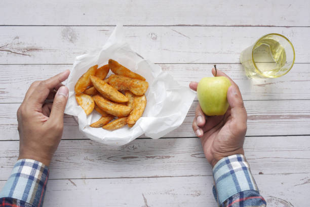 porównanie klinów jabłkowych i ziemniaczanych, jedzenie zdrowej koncepcji żywności . - heathy food zdjęcia i obrazy z banku zdjęć