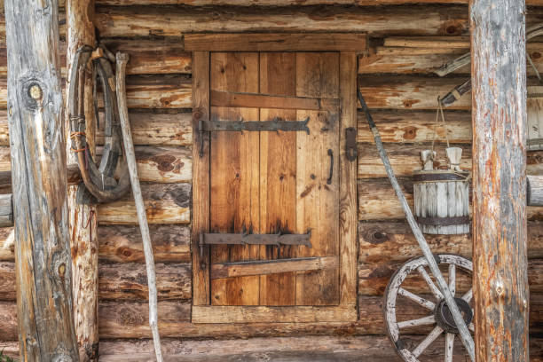 la porte d’entrée de l’ancien bain public en bois du village. - barn door photos et images de collection
