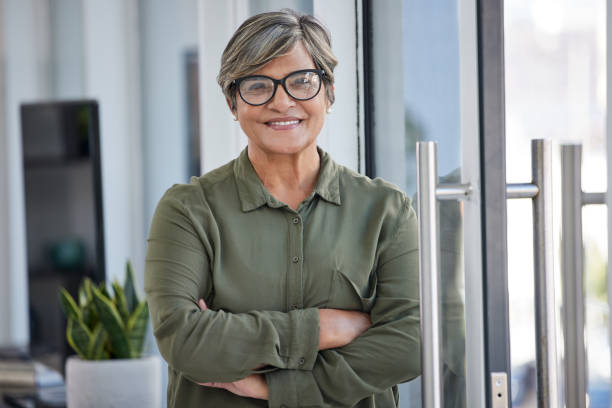 photo d’une femme d’affaires dans son bureau - energy management photos et images de collection