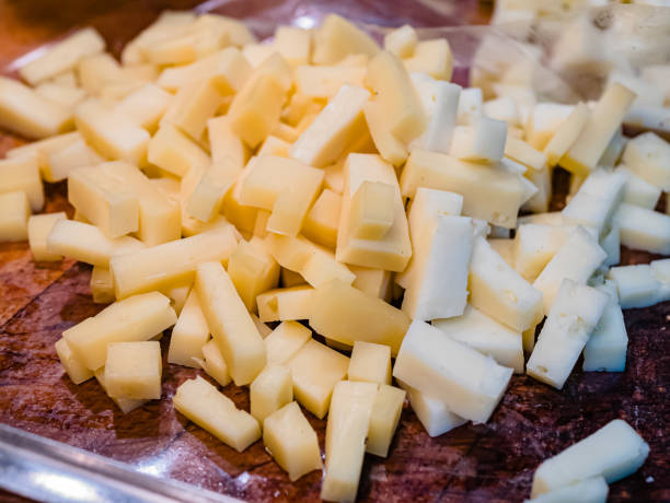 primer plano de los quesos típicos utilizados en la receta para hacer pizzoccheri. plato típico de valtellina, lombardía, italia. - pizzoccheri homemade tagliatelle italy fotografías e imágenes de stock