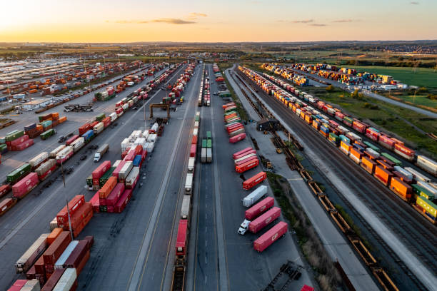 интермодальный терминал канадской тихоокеанской железной дороги воган в кляйнбурге, онтарио, канада - train transportation railroad track industry стоковые фото и изображения