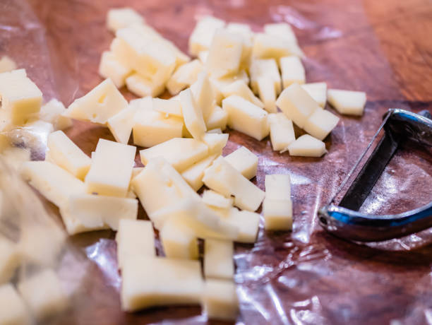 primer plano de los quesos típicos utilizados en la receta para hacer pizzoccheri. plato típico de valtellina, lombardía, italia. - pizzoccheri homemade tagliatelle italy fotografías e imágenes de stock