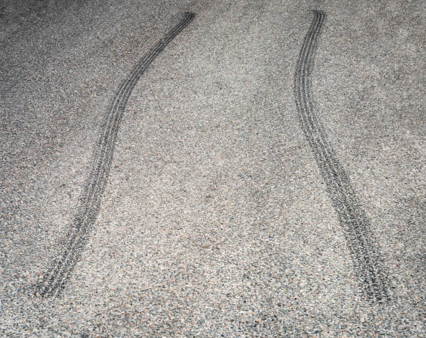 reifenreinem schleuderspuren auf asphalt - tire track track asphalt skidding stock-fotos und bilder