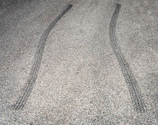 marques de dérapage des pneus sur l’asphalte - tire track track asphalt skidding photos et images de collection