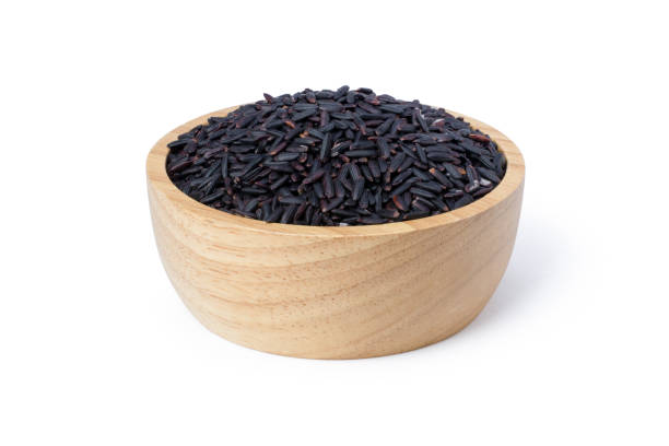 arroz preto em tigela de madeira isolado no fundo branco. - clipping path rice white rice basmati rice - fotografias e filmes do acervo