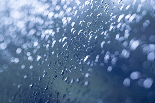 900206270 istock Detalle de gotas de lluvia en el parabrisas de un coche 1338084934