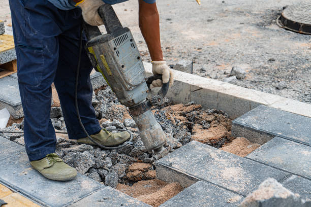 un operaio ha usato strumenti per pulire la strada per posare le piastrelle del pavimento - jackhammer road construction construction worker road foto e immagini stock