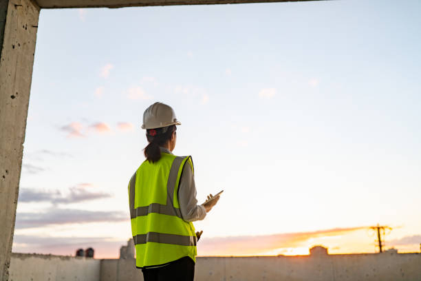 junge ingenieurin mit digitalem tablet auf der baustelle - building contractor computer internet construction worker stock-fotos und bilder