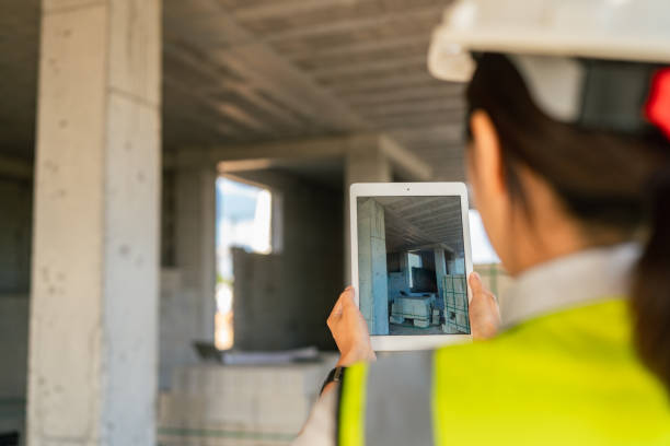 ingenieurin mit digitalem tablet auf der baustelle - building contractor computer internet construction worker stock-fotos und bilder