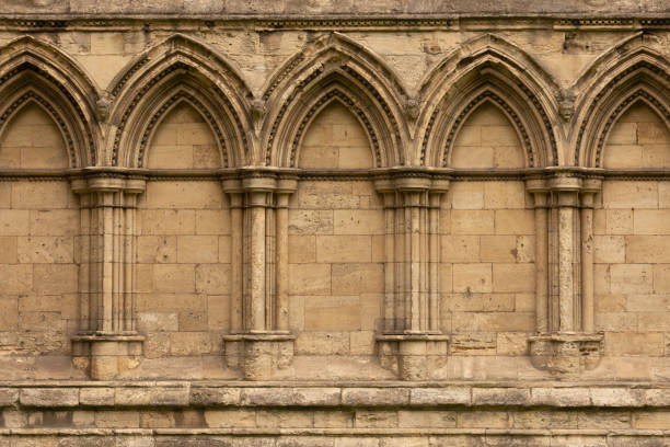 alte gotische steinmauer mit bögen und säulen in york, england, großbritannien - gotik stock-fotos und bilder