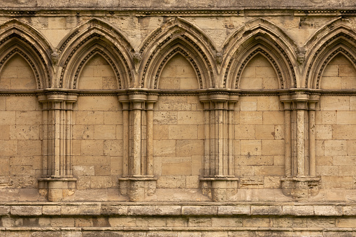 Antiguo muro gótico de piedra con arcos y columnas en York, Inglaterra, Reino Unido photo