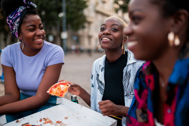 야외 점심을 즐기는 친구들 - pizza eating african descent lunch 뉴스 사진 이미지