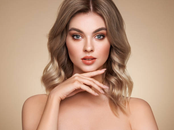 una hermosa joven con cabello rubio ondulado brillante - long hair fashion model women blond hair fotografías e imágenes de stock