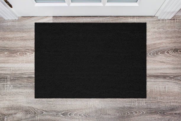black coir fußmatte auf holzboden vor der tür. produkt-mockup - eingangsbereich teppich stock-fotos und bilder