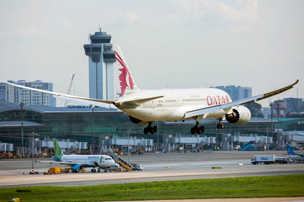arrivée du b787 de qatar airways à l’aéroport international de tan son nhat - boeing 787 qatar airways airplane aerospace industry photos et images de collection