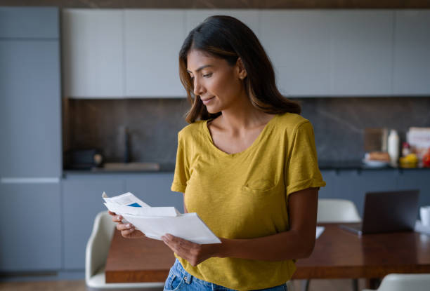 メールをチェックする自宅の女性 - opening mail letter envelope ストックフォトと画像