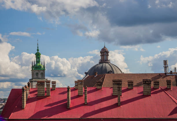 View of historical old city district of Lviv in cloudy morning, Ukraine. The red roof of the old fire station. View of Dominican Church. Early autumn. Old buildings and courtyards in historic Lviv vista del histórico distrito de la ciudad vieja de lviv en la mañana nublada, ucrania. el techo rojo de la antigua estación de bomberos. vista de la iglesia dominicana. principios de otoño. antiguos edificios y patios en el histórico lviv