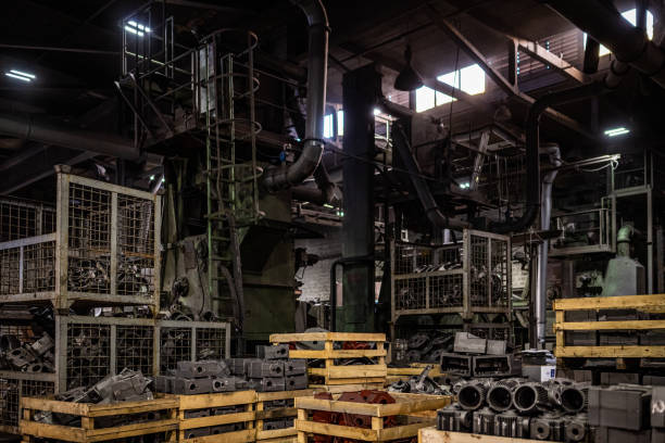 금속 및 목재 상자가있는 제철소의 내부 전망 - scrap metal metal recycling aluminum 뉴스 사진 이미지