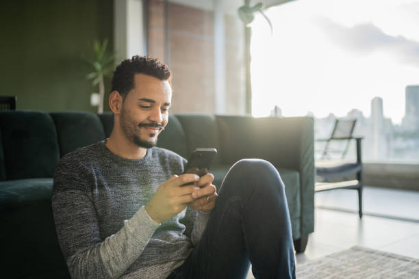 homem usando smartphone em casa - povo brasileiro - fotografias e filmes do acervo