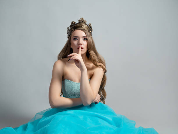 wróżka księżniczka w koronie trzyma palec na ustach, shhh, to tajemnica. - women crown princess 20s zdjęcia i obrazy z banku zdjęć