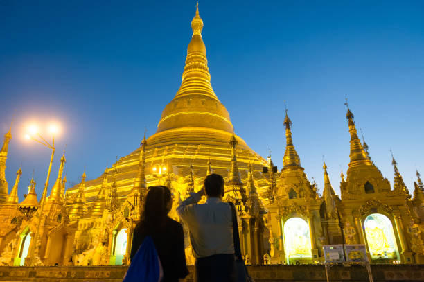 myanmar. yangon. coppia alla pagoda shwedagon - shwedagon pagoda immagine foto e immagini stock