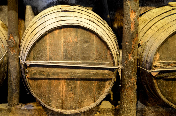 altes whiskyfass aus holz - wine barrel cellar sherry stock-fotos und bilder