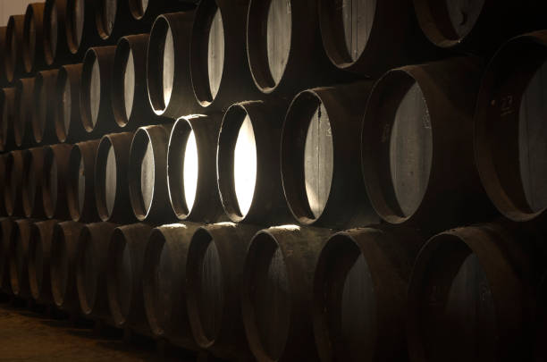 barricas viejas para whisky o vino en bodega - winery wine cellar barrel fotografías e imágenes de stock