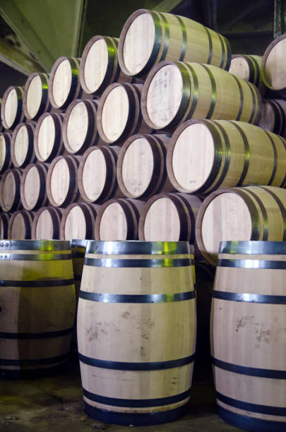 vecchie botti per whisky o vino in cantina - alcohol wine barrel la rioja foto e immagini stock