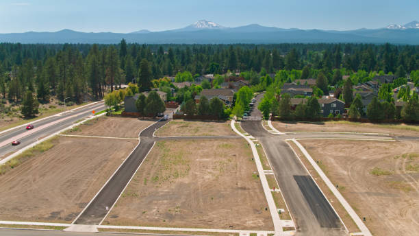 vista aérea de um canteiro de obras em suburban bend, oregon - bachelor home - fotografias e filmes do acervo