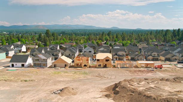 suburban homes in various stages of construction in bend, oregon - aerial - tract houses imagens e fotografias de stock