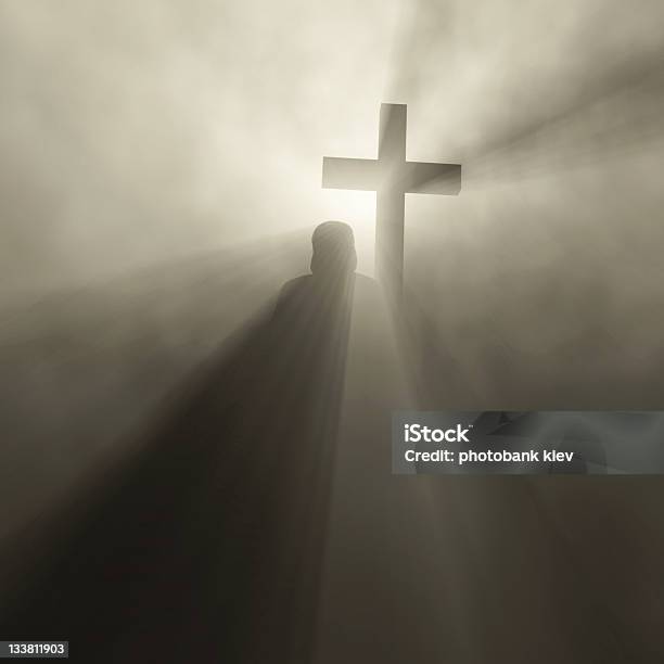 Mann Hält Cross Stockfoto und mehr Bilder von Auferstehung - Religion - Auferstehung - Religion, Beten, Christentum