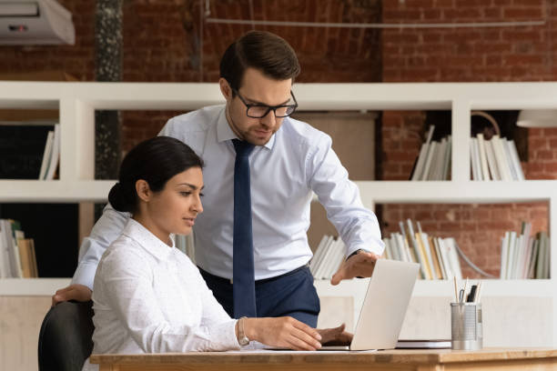 istock Mentor helps to Indian employee with corporate software 1338121812