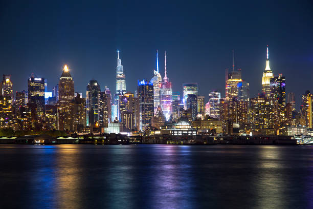 nacht new york, reflektierende stadtlichter - new york skyline night stock-fotos und bilder