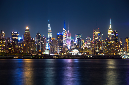 Noche nueva York, luces reflectantes de la ciudad photo