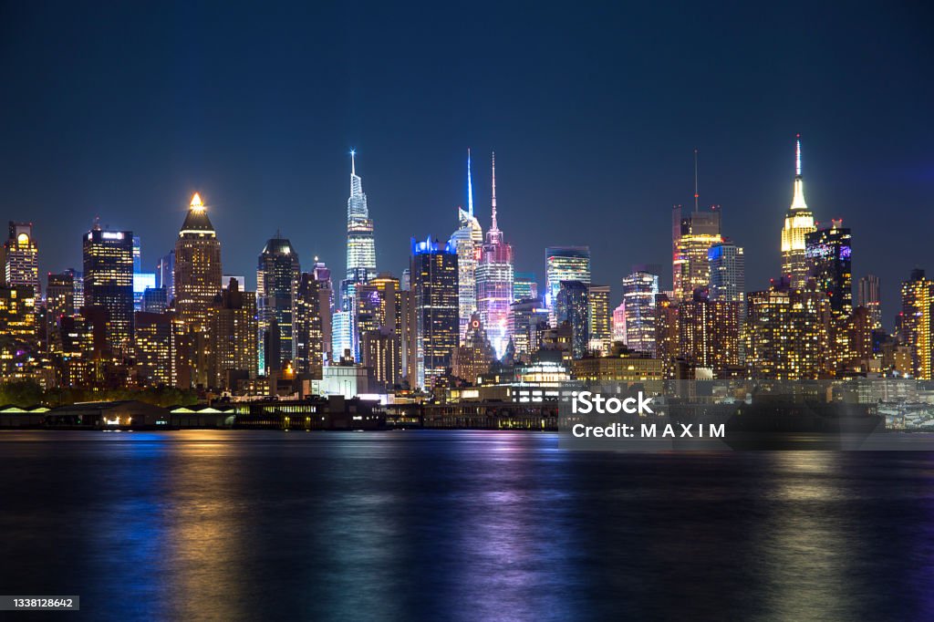 Ночной Нью-Йорк, светоотражающие огни города - Стоковые фото Нью-Йорк роялти-фри