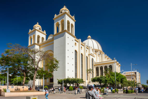 kathedrale san salvador - el salvadoran stock-fotos und bilder