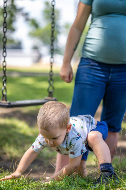 family time in a park. - foto’s van jongen stockfoto's en -beelden