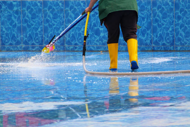 lavado y mantenimiento del cuenco de la piscina. preparación para la temporada turística - backwash fotografías e imágenes de stock