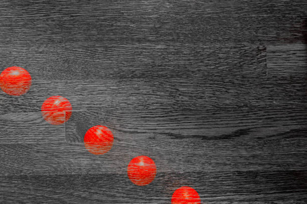 bolas vermelhas no chão de madeira com estrobo - wood grain flash - fotografias e filmes do acervo