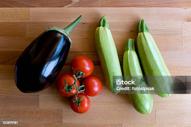 Produtos Hortícolas - Fotografias de stock e mais imagens de Alimentação Saudável - Alimentação Saudável, Beringela, Colorido