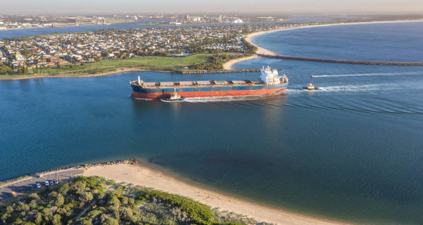 nave carbone che entra nel porto - newcastle nsw australia - port stephens new south wales australia coastline foto e immagini stock
