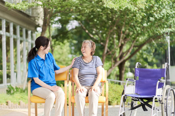 istock A caregiver who talks with the elderly with a smile 1338198522